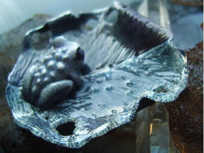 Брошь с лягушкой "Принц с окраин Ранней Осени"