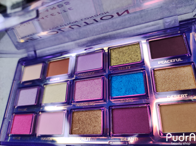 Makeup Revolution Палетка теней Reflective Eyeshadow Palette Ultra Violet