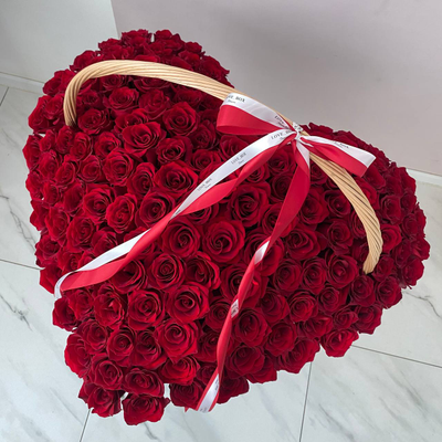 КОРЗИНА СЕРДЦЕ ИЗ 175 РОЗ