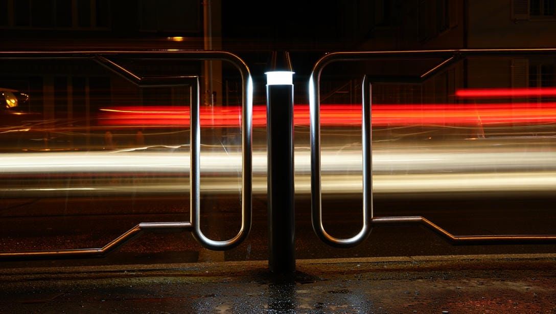 Металлический отбойник и защита опор освещения от наезда транспорта