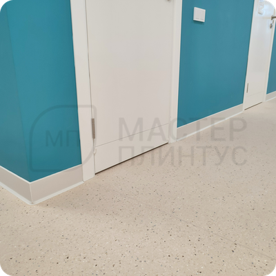 Плинтус ХДФ Dollken S100 100мм Х 2,575 м 1248/1145 Бело-серый в интерьере 4