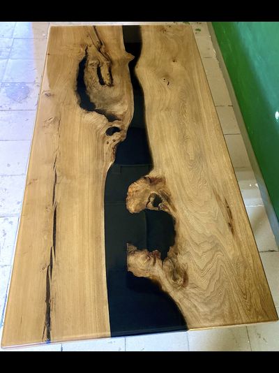 стол река с черной смолой из массива карагача