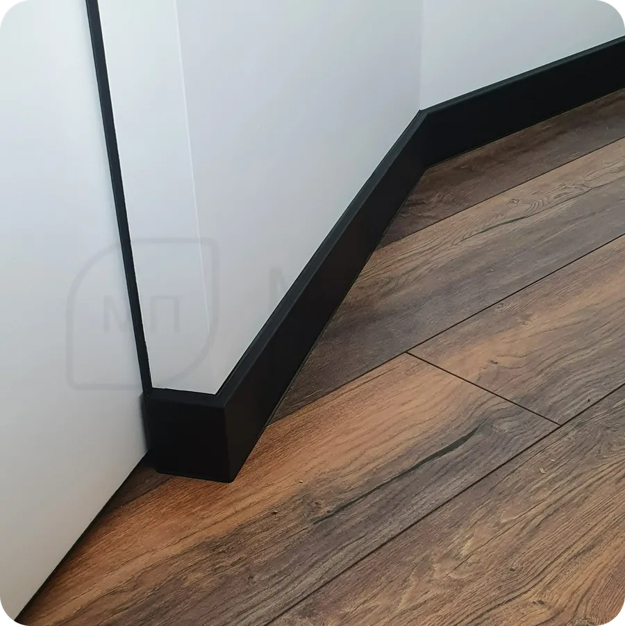 Надежная защита: установка черного плинтуса Dollken Cubu Flex Life 80 с влагоустойчивым покрытием.