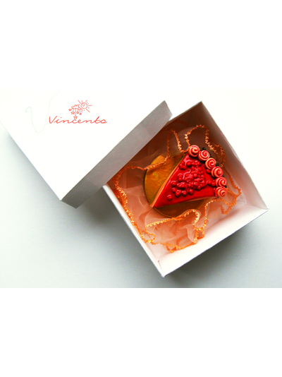 Ягодный тортик. Брошь в виде шоколадного тортика с ягодной начинкой из полимерной глины