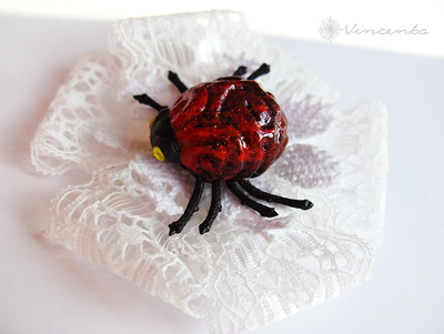 Необычная брошь с кружевом и жуком - "Хранитель"