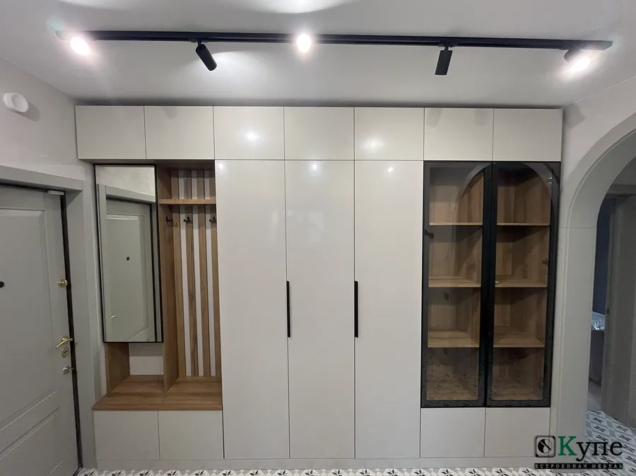 025 Прихожая с книжным шкафом. Корпус: ЛДСП Egger H1344 ST32 Дуб Шерман коньяк коричневый; Фасады: МДФ AGT 3019 Сахара крем