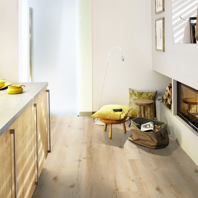 Виниловый пол Wineo 400 Wood XL Luck Oak Sandy DB00127 в интерьере кухни