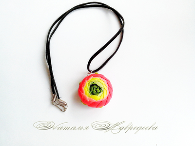 Кулон "Яркий ранункулюс".