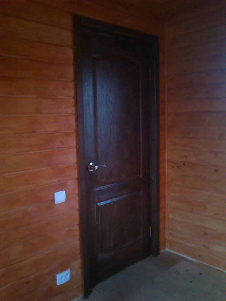 Установлена межкомнатная дверь. Установлены выключатели и розетки.