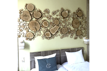 Оформление номеров отеля "Chalet". Идея и реализация - собственность отеля, спилы - spilcenter.com