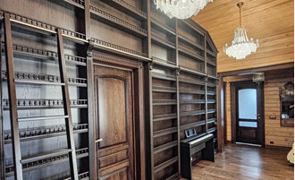 Встроенный шкаф с полками-балюстрадами для тарелок.