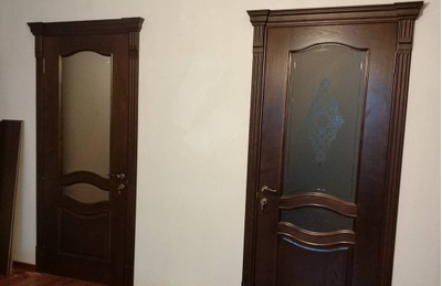 ЛАЙНДОР (УЛЬЯНОВСК)/ МОДЕЛЬ АМЕЛИЯ/ ПОЛОТНО ОСТЕКЛЕННОЕ/ НАТУРАЛЬНЫЙ ШПОН САПЕЛИ (САПЕЛЕ)/ ТОН 10 (КРАСНОЕ ДЕРЕВО)