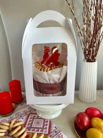 Кулич пасхальный с леденцом-петушком