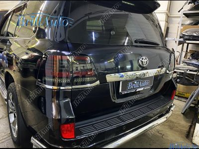 Cтопы Toyota Land Cruiser 200 07-15 LED темные БЕГАЮЩИЕ