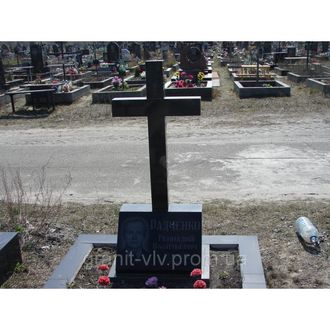 На фото памятник в виде простого ровного креста на могилу в СПб
