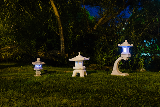 три фонаря в японском или китайском стиле для сада