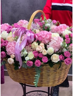 Корзина с гортензией и пионовидными розами