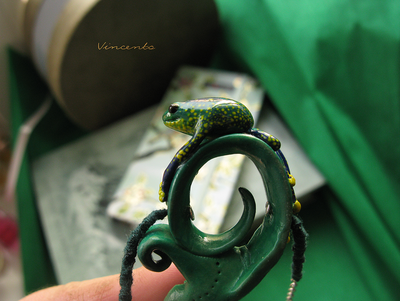 Тропическая лягушка. Необычный кулон - подвеска в виде лягушки (кулон-лягушка) из полимерной глины