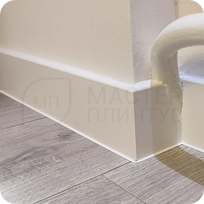 Плинтус ХДФ Dollken Cubu Flex Life 80мм Х 2,5 м Белый RAL 9003 в интерьере 4