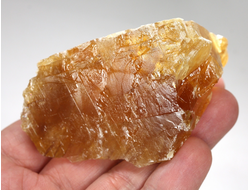 Кальцит медовый, исландский шпат, скол по спайности, Россия (74*54*42 мм, 141 г) №38063