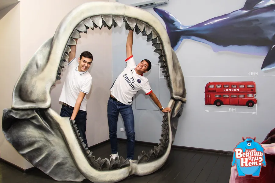 Экспонат из пластика - челюсть акулы