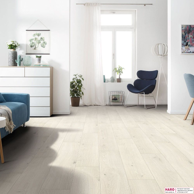 Декор ламината Haro Tritty 100 Дуб Эмилия Белый 538689 в интерьере комнаты