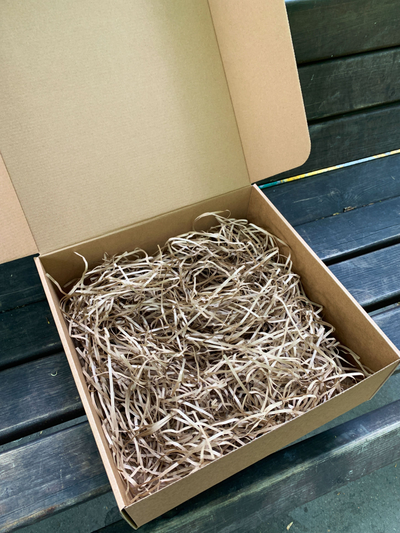 2 штуки - Подарочная коробка квадратная КРАФТ с красной лентой (32х32х12см)