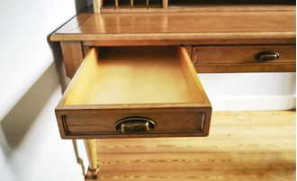 Письменный стол с надстройкой и 3 выдвижными ящиками под столешницей.