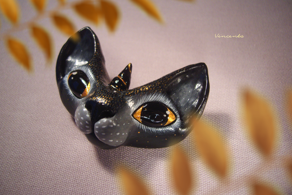 Волшебная брошь в виде настоящей чёрно-золотистой кошки-единорожки