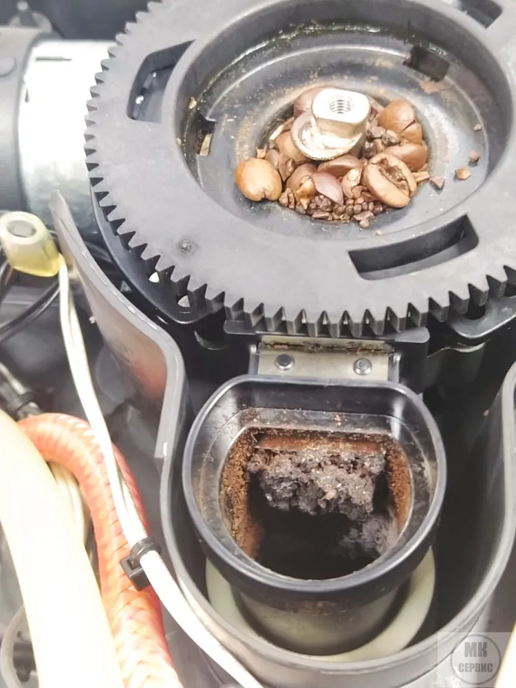 Выход из кофемолки забит 