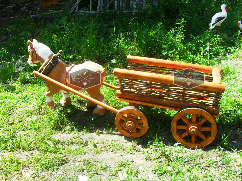 Лошадка с деревянной тележкой - фигура для сада