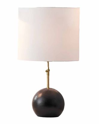 Настольная лампа с основанием в виде черного шара на латунном штифте с белым абажуром.