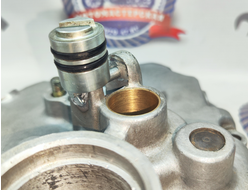 Установка бронзовой втулки ползуна крышки КПП Урал, Днепр