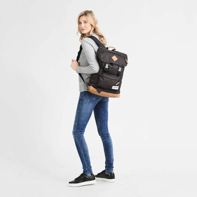 Eastpak rowlo into store