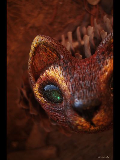 Необычная брошь "Кот-иллюзионист" (миниатюра, 4 см; авангардный стиль)