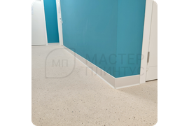 Универсальное решение: монтаж бело-серого плинтуса Dollken S100 подходит для различных стилей интерьера, от скандинавского до современного минимализма.