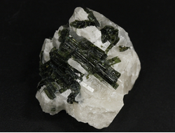 Турмалин зеленый на кварце, Бразилия (29*24*16 мм, 13,5 г) №36191