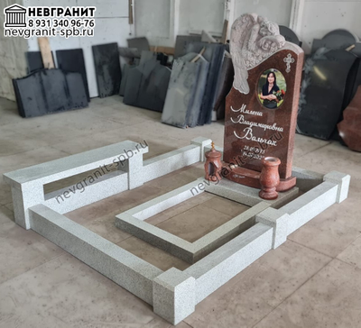 Памятник маме из красного гранита  с ангелом  264
