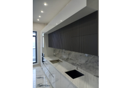 Кухня белый глянец с антресолью и островом