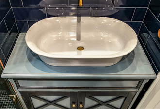 Тумба с деревянной столешницей под накладную мойку.