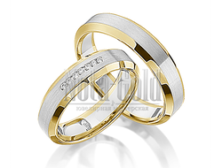 Классические обручальные кольца с двумя фасками из белого и желтого золота с продольной полоской бри