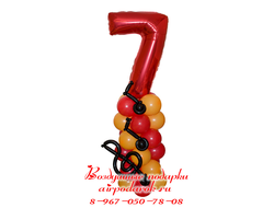 Композиция с красной фольгированной цифрой 7 в музыкальном стиле с нотами и скрипичным ключом
