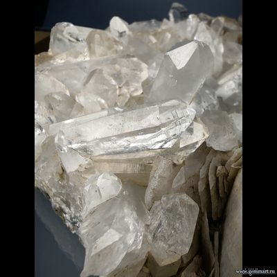 Горный хрусталь (разн. кварца), друза посеченная папиршпатом (кальцитом). Северная Осетия. 240*195*58мм.