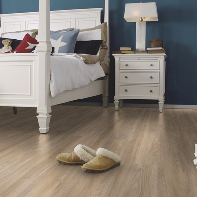 Виниловый пол Wineo 400 Wood Compassion Oak Tender MLD00109 в интерьере комнаты