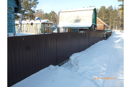 Прикручен профнастил.