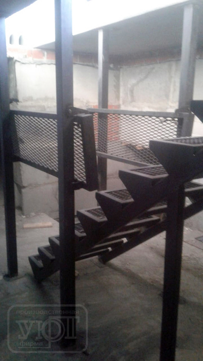 мк №15. лестница на металлокаркасе с откидной площадкой. ступени из пвл.