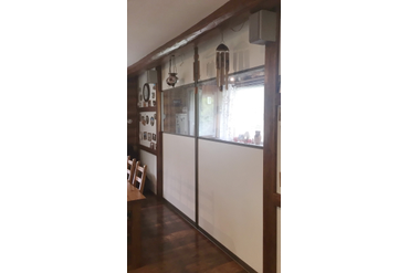 002 Перегородка из двух дверей-купе, между комнатой и небольшой кухней на даче.