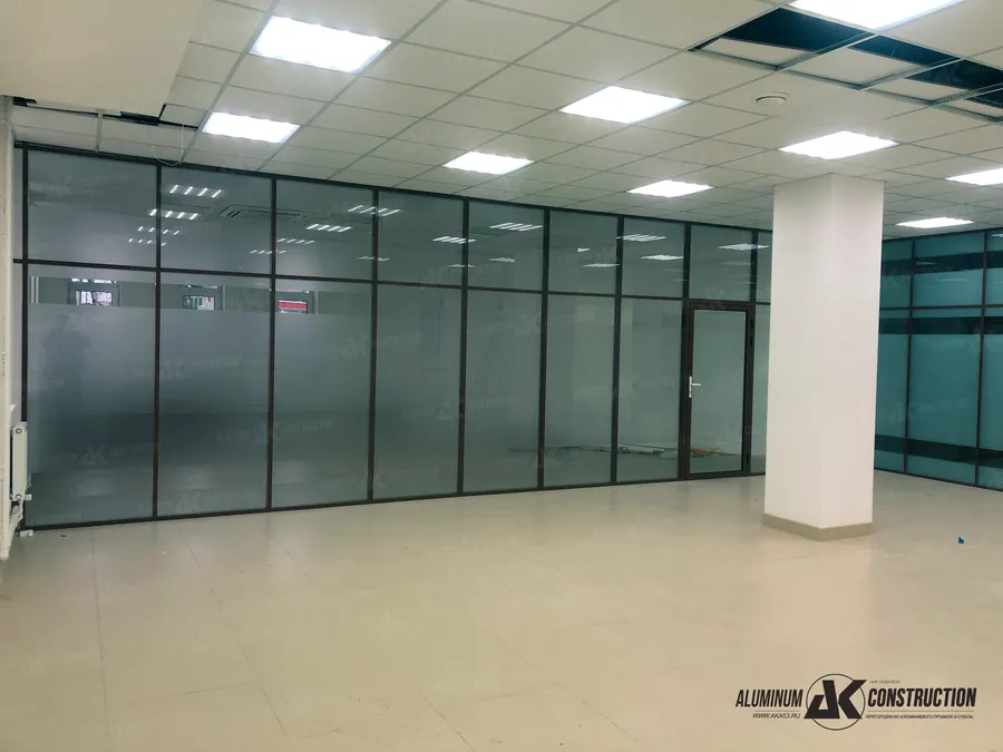 г. Великий Новгород, ул. Шимская 45а  
Офисная перегородка с дверным блоком одностороннего остекления