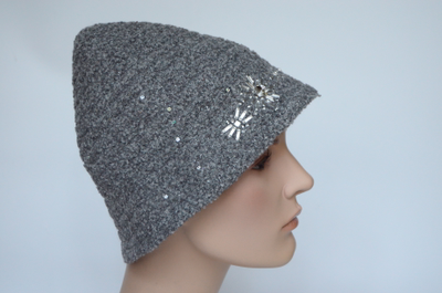 Женская шляпа клош со стразами
