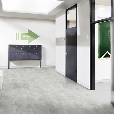 Виниловый пол Wineo 400 Stone Wisdom Concrete Dusky MLD00140 в интерьере офиса